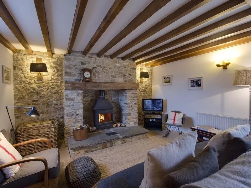 WHITCOMBE COTTAGE, pet friendly, character holiday cottage in Honiton