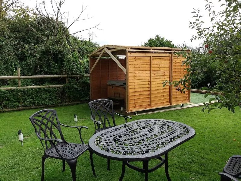 Found at the foot of Roundway Hill with it's own secluded garden. Pet friendly.