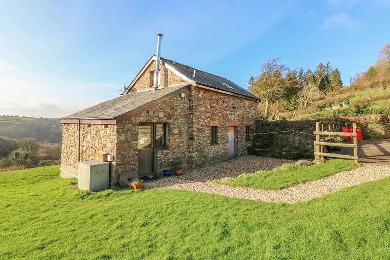 THE BYRE, family friendly, character holiday cottage in Combe Martin