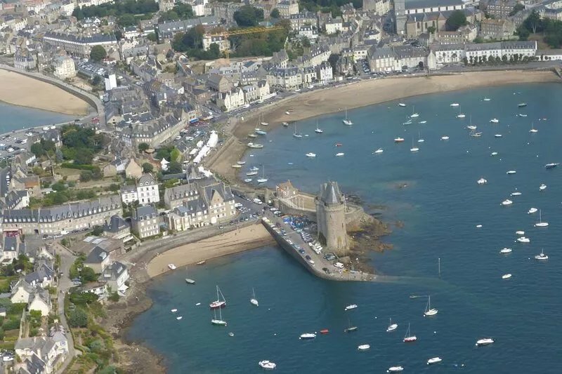 House for 11, facing sea, in 'Cherrueix' located directly on Mt Saint Michel Bay