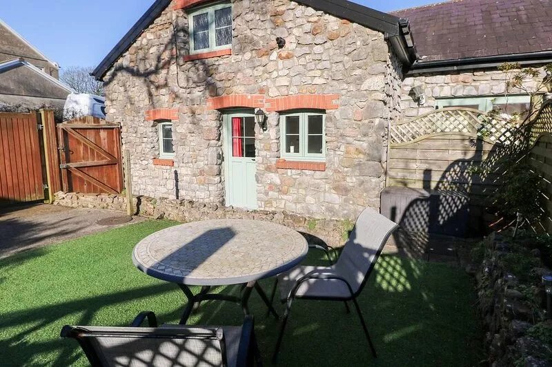 THE GRANARY, romantic, with a garden in Scurlage