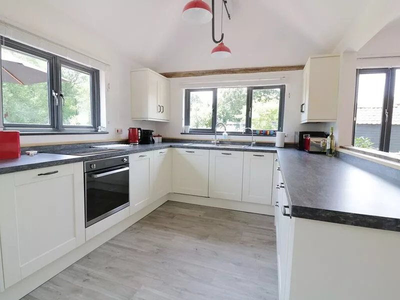 WHITEHANDS FARM BARN, pet friendly, with hot tub in Old Buckenham