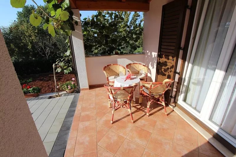 DUJMOVIC Two-Bedroom Apartment with Terrace (Bungalow Biba)
