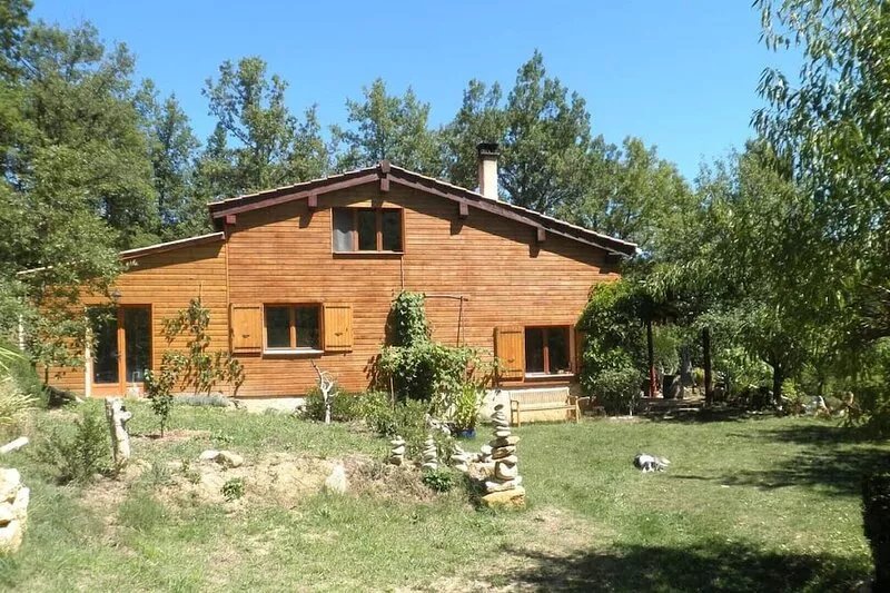 Natural wood house, with magnificent mountain views so mysterious.
