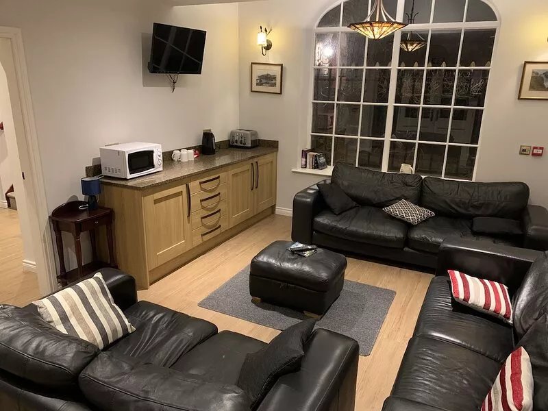*NEW LISTING* Stay in a refurbished Victorian Era Courtyard!