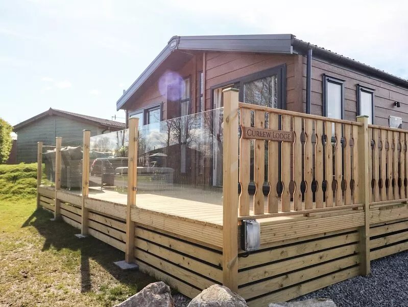 CURLEW LODGE, family friendly, with pool in Carnforth