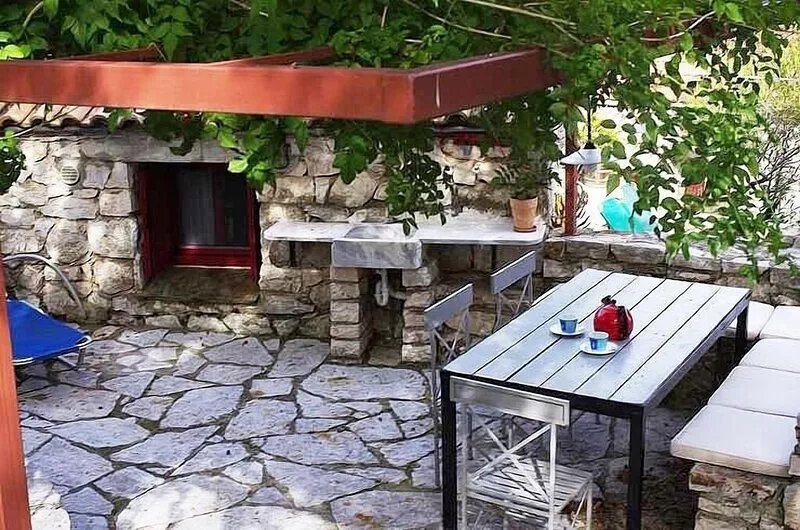 Kalivaki, renovated stone cottage with wea and mountain views