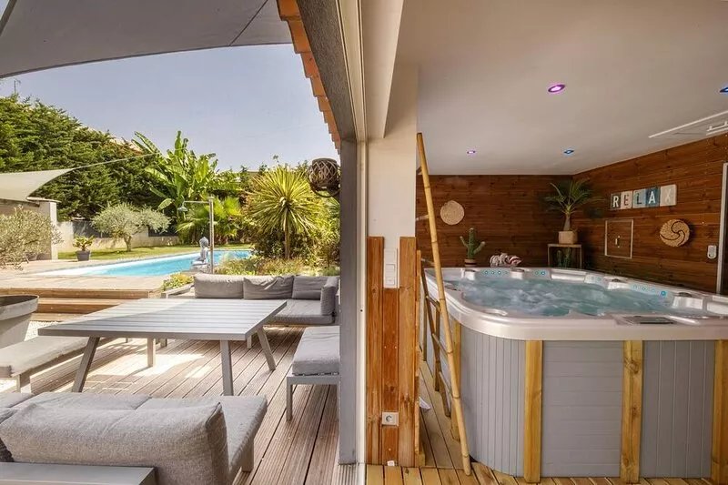 Beautiful villa with private pool and jacuzzi near the sea