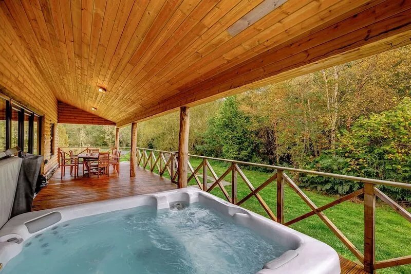 Luxury Rural Hot Tub Lodge with Lakeside Views