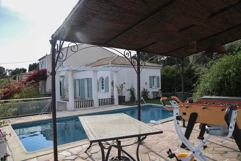Charming villa, 5 bedrooms, sea view and pool