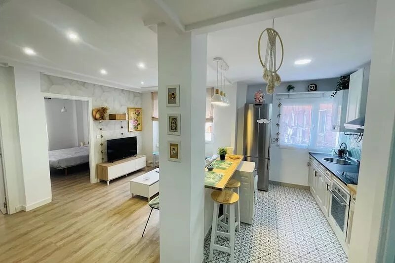 Beautiful bright  and recently refurbished apartment   5 min walk to centre