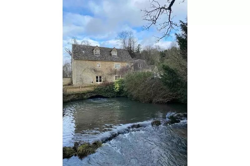 Architect Designed Cosy Cotswold Stone Cottage