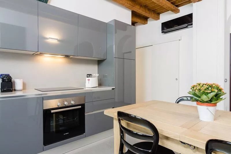 Central Station within walking distance, Metro out of the door, Como lake in 1h