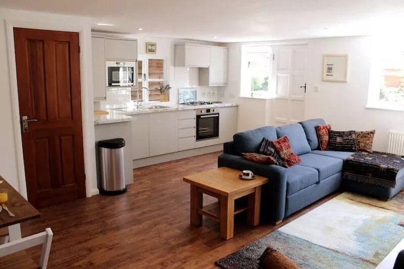 Inclusive, child-friendly, dogs welcome, garden area, near pubs/river/golf