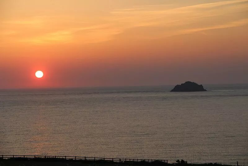 Stunning sea views and sunsets 4 min from beach and surfing.  Sleeps 12