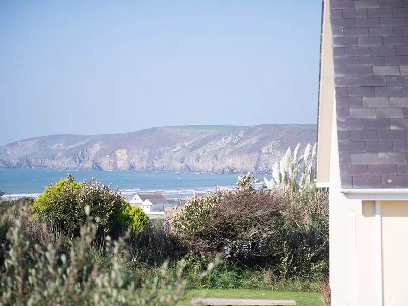 BRAMBLE COTTAGE, family friendly, with a garden in Newgale