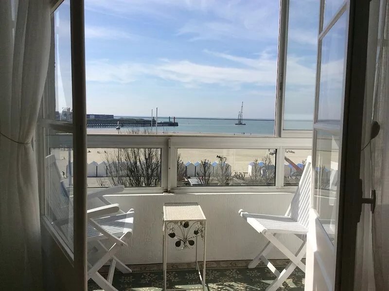LUXURY APARTMENT (120 m2) on two floors IN A HOUSE FACING THE SEA
