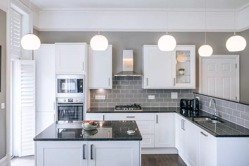 Opulence- Three bed apartment with large garden and parking