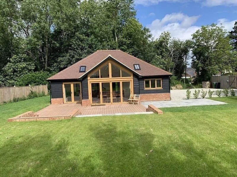 A modern luxury bungalow with an amazing hot tub located in a rural part of Kent