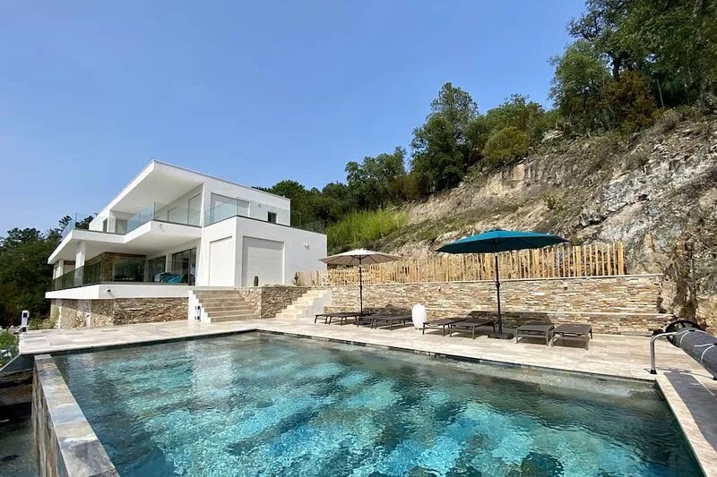 Architect's villa, panoramic view, 18 km from the Gulf of St Tropez