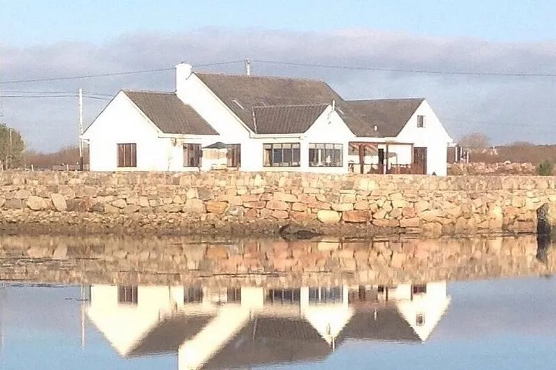 4 bedroom holiday home overlooking the sea in Connemara