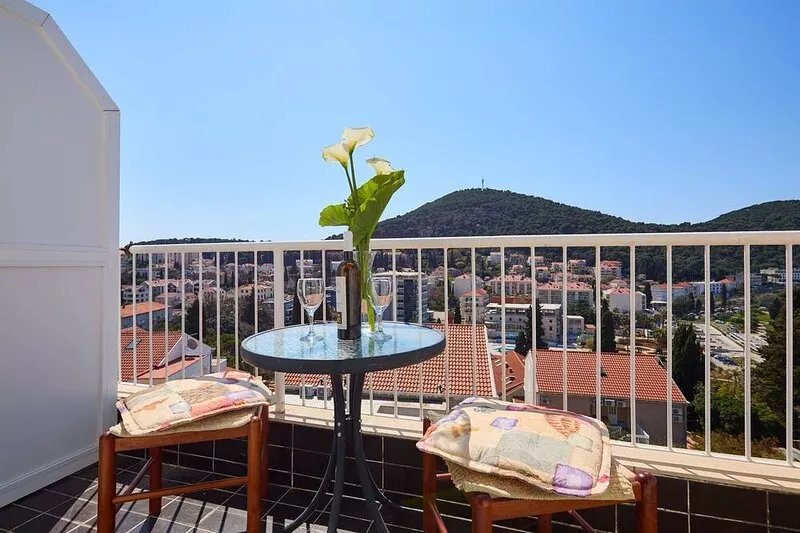 KABLAR'S SUNNY SUITES 1BR APT with balcony and sea view