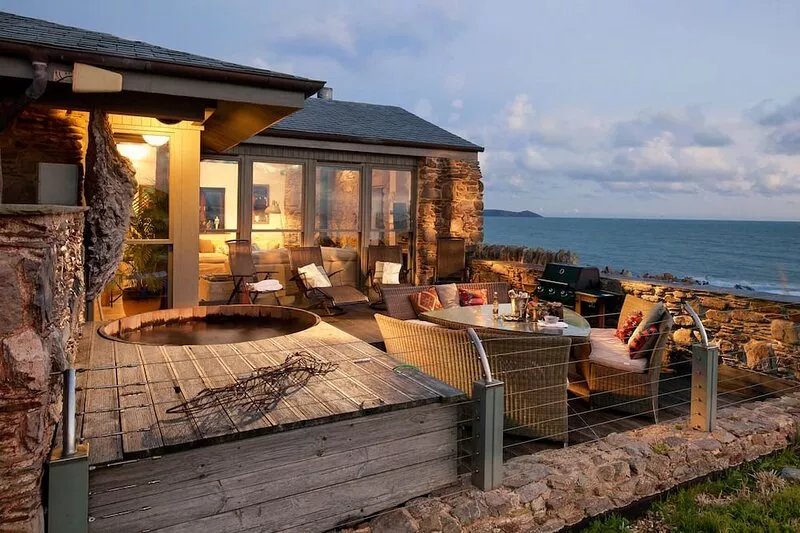 Luxury  Beach House Rental with Hot Tub, 30 meters to Beach