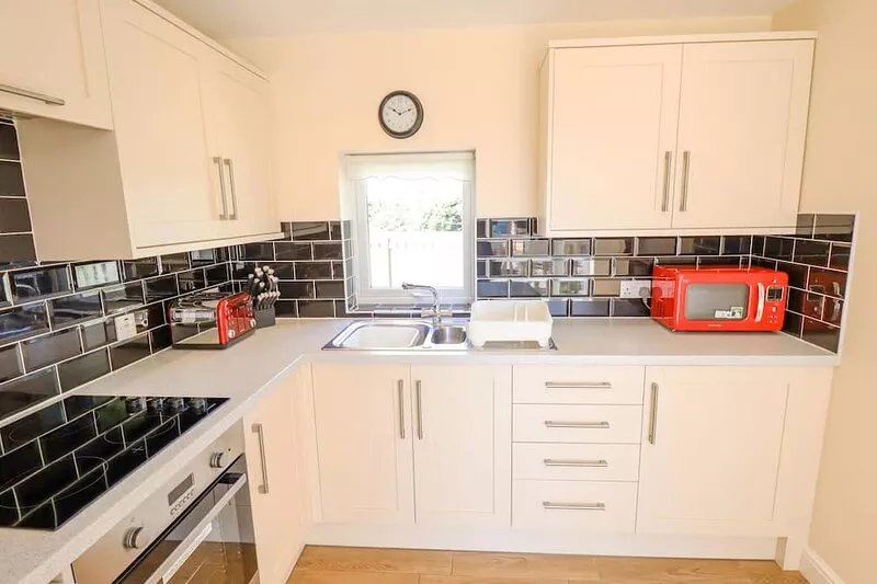 HOLLY COTTAGE, family friendly, with a garden in Alford