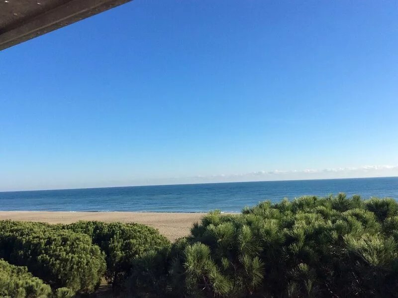 SUPERB T3-70m2- ON THE BEACH -CLIMATE- 30m2 TERRACE- WIFI-