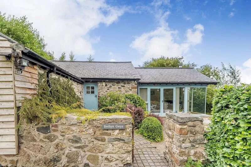 BWTHYN GWYN, family friendly, with open fire in Penmynydd