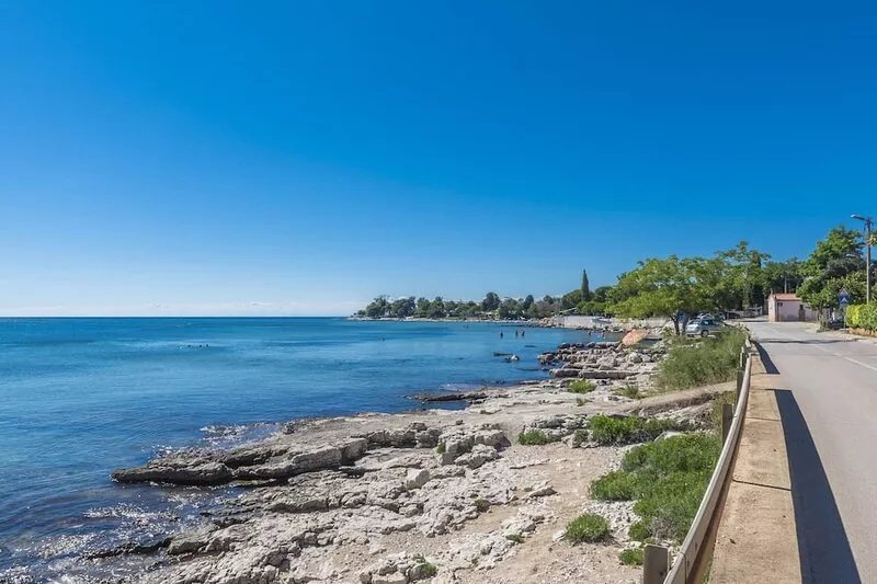 Room for two with private bath, two steps from the sea, Zambratija, WiFi