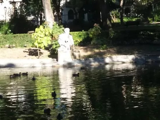 Alegoria escultura em lago c/leao