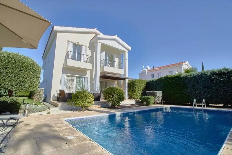 A 3 bedroom villa with a private pool, 5 minutes from the Beach!