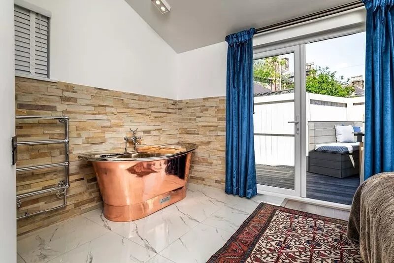 Relax in SUPER SIZED copper tub - 2 bedroom villa