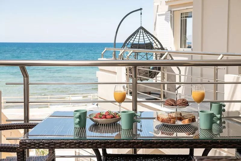 Eclectic 3-bedroom house in front of the sea