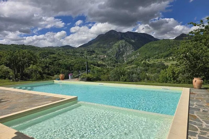 Villa in Tuscany with salt water private pool, complimentary wine, stunning view
