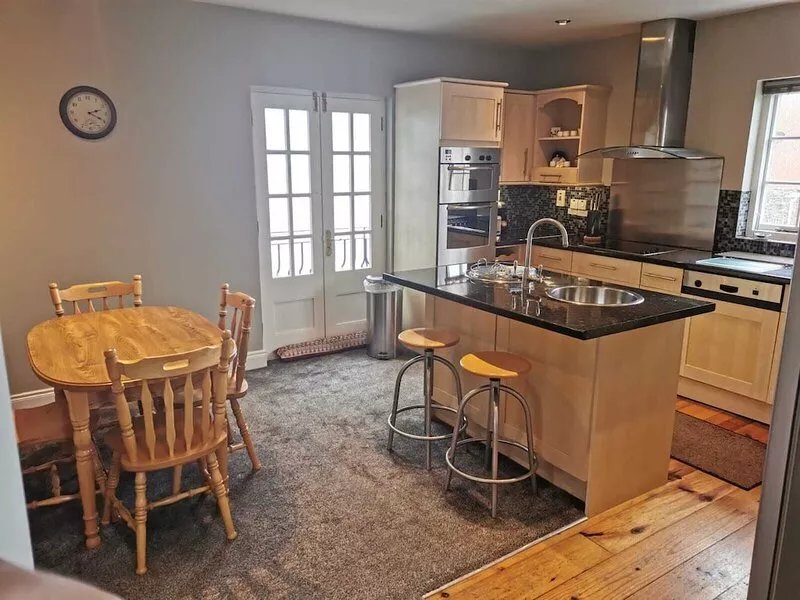 Spacious 3 Bedroom Apartment in Hillborough, NI