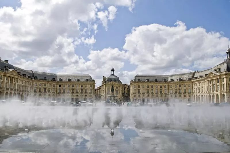In the Bordeaux region, surrounded by vineyards, a comfortable amenity property.