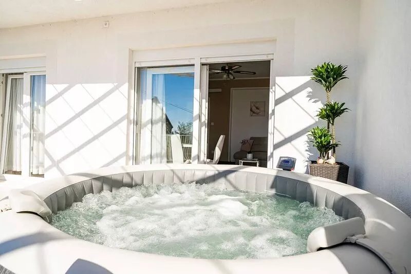 Apartments Blažević - Comfort Two Bedroom Apt with Hot Tub and Sea View