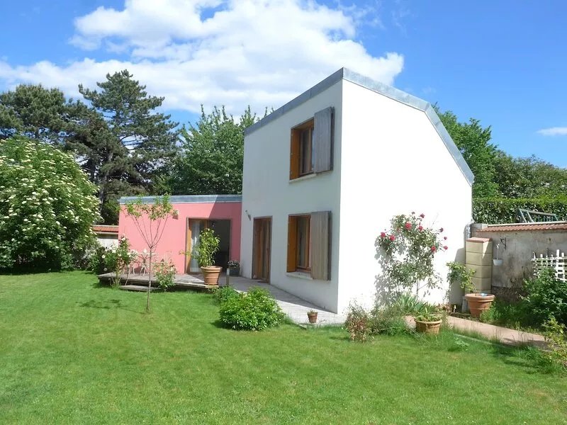 visit Paris while enjoying the calm of a garden