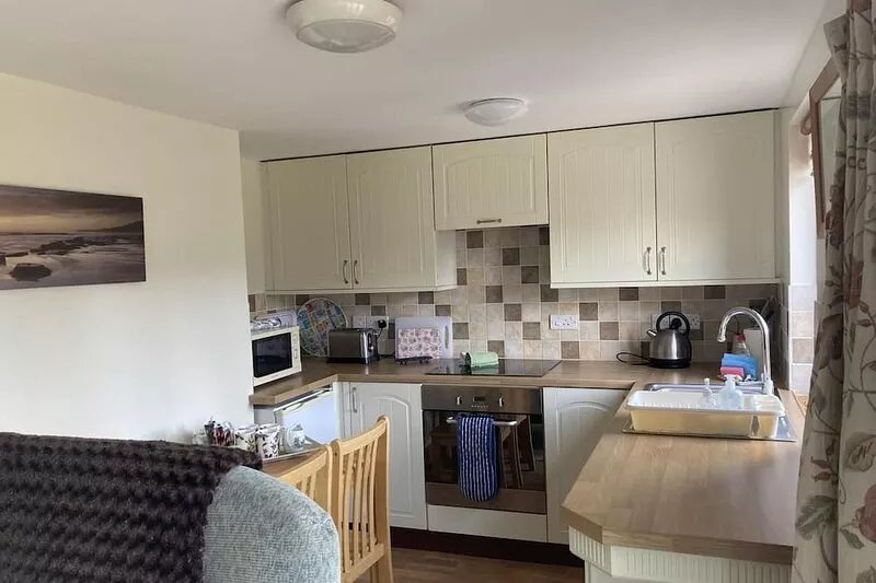DAISY COTTAGE in peaceful rural location
