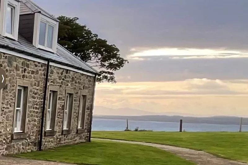 Blaeberry Cottage - sleeps 5 guests  in 3 bedrooms