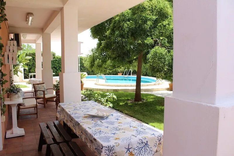 VILLA WITH POOL COMFORTABLE WITH GARDEN AROUND THE FOUNTAINS WHITE