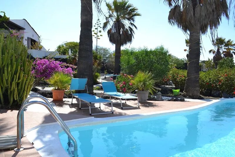 Bungalow with private pool in private garden