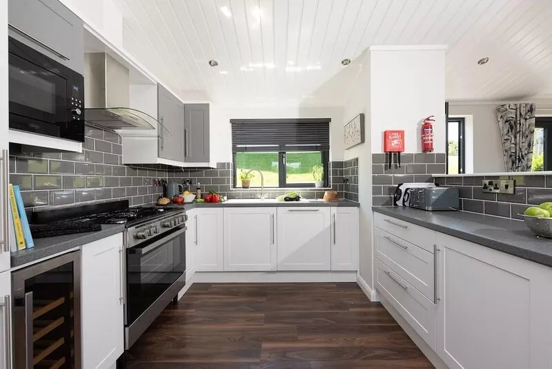 Lilac Lodge, 22 Roadford Lake Lodges - hot tub/pet friendly