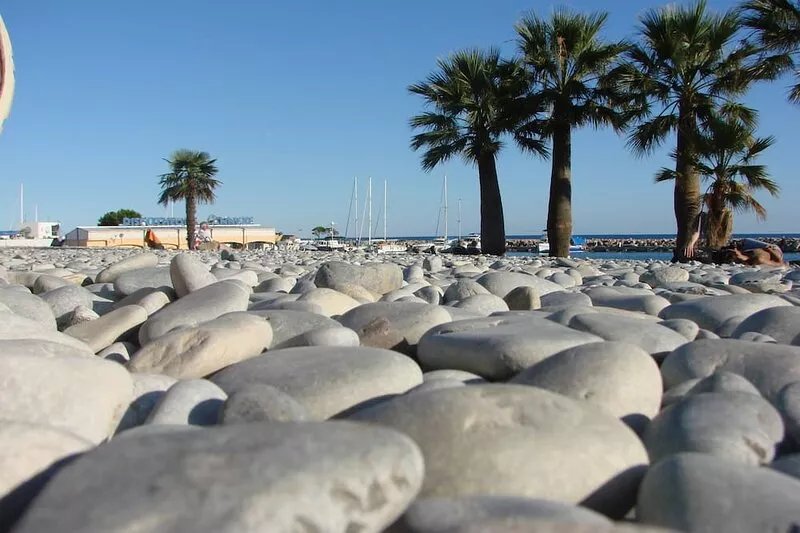 50 meters from the sea Large 2 room terrace, very quiet, between Cannes and