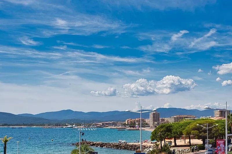 Exceptional views and location. Beaches, TGV train station and center 5 min