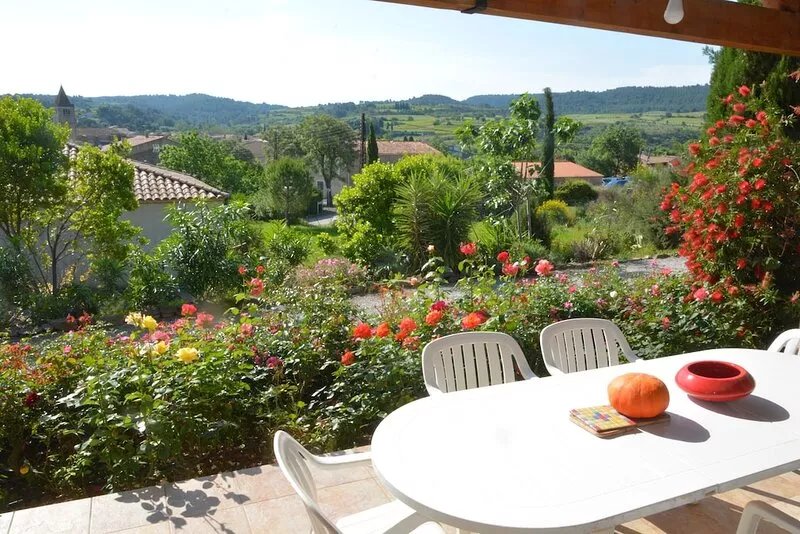 Air-conditioned detached house with pool and beautiful view of the village