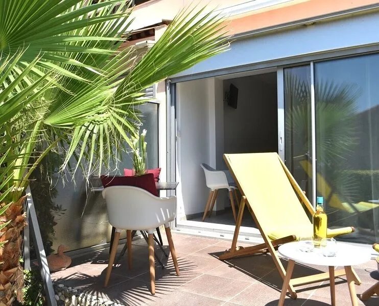 Quiet standing studio, close to the sea, close to all shops