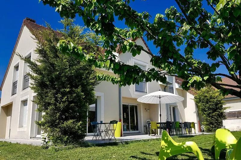 Large house with private garden and terrace, fully equipped for large groups